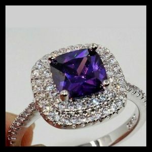 Sparkling cushion cut ring